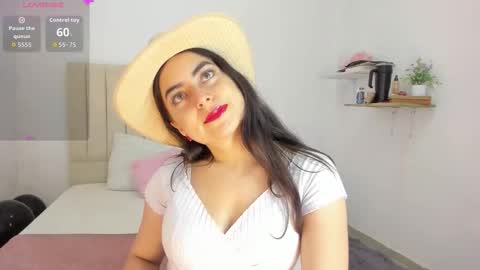 Snapshot of sashaa_petit chatting on 09/15/25, 12:05 Sashaa online show from 09/15/25, 12:05