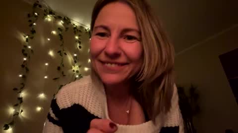 Snapshot of sassyella chatting on 12/15/24, 08:52 Sassyella online show from 12/15/24, 08:52