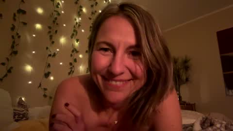 Snapshot of sassyella chatting on 12/20/24, 08:06 Sassyella online show from 12/20/24, 08:06