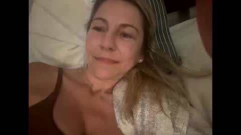 Snapshot of sassyella chatting on 10/16/25, 09:43 Sassyella online show from 10/16/25, 09:43