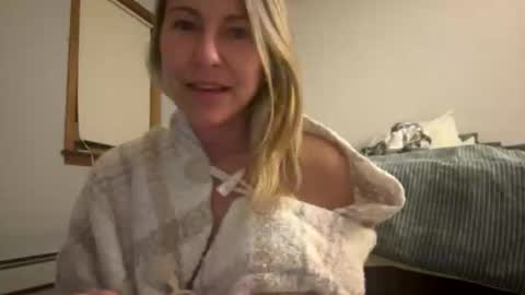 Snapshot of sassyella chatting on 10/19/25, 04:13 Sassyella online show from 10/19/25, 04:13