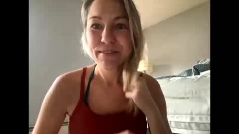 Snapshot of sassyella chatting on 10/19/25, 04:29 Sassyella online show from 10/19/25, 04:29