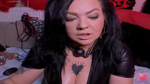 Snapshot of satisfymydesires chatting on 12/17/25, 03:18 Elena online show from 12/17/25, 03:18