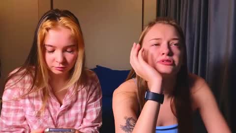 Snapshot of sav_anna chatting on 01/08/25, 05:37 LUNA and ANNA online show from 01/08/25, 05:37