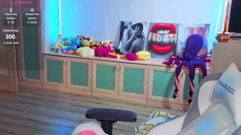 Ariel online show from 11/18/25, 03:01