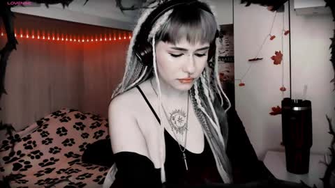 pronoun she. name Mary. age 21. online show from 01/06/25, 03:29