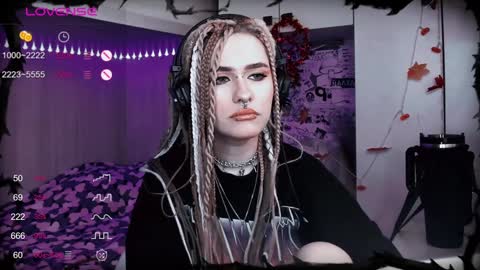 pronoun she. name Mary. age 21. online show from 01/19/25, 09:33