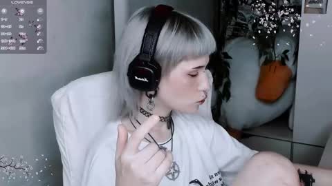 pronoun she. name Mary. age 21. online show from 11/04/25, 05:56