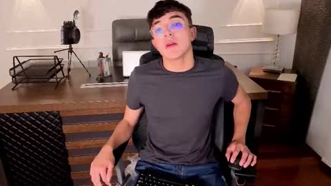 Snapshot of sayronvg chatting on 11/13/25, 08:19 Sayron online show from 11/13/25, 08:19