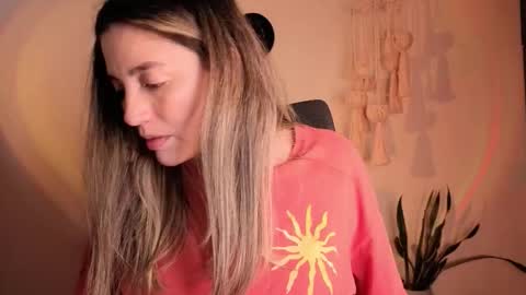 Snapshot of scalertt__steel_ chatting on 11/19/25, 05:02 Venus online show from 11/19/25, 05:02