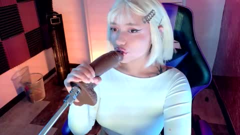 Snapshot of scarlet_gold chatting on 11/06/25, 04:35 scarlet_gold online show from 11/06/25, 04:35