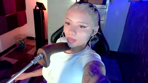 Snapshot of scarlet_gold chatting on 11/19/25, 04:12 scarlet_gold online show from 11/19/25, 04:12