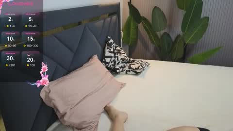 scarlet_ice online show from 11/25/25, 05:18