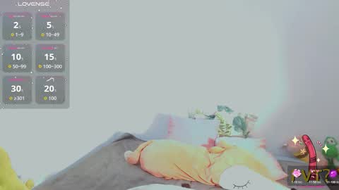 Snapshot of scarlet_rose__ chatting on 10/29/25, 08:10 Scarlet online show from 10/29/25, 08:10