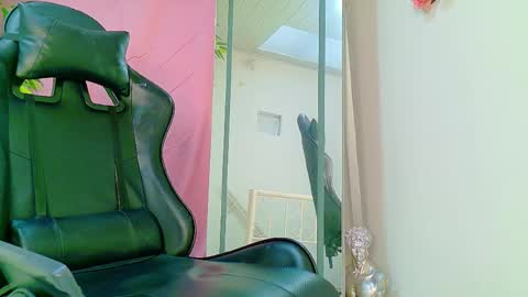 Snapshot of scarletjonesx chatting on 04/24/26, 10:45 Denis online show from 04/24/26, 10:45