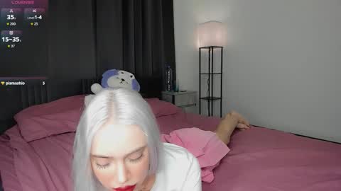 Snapshot of scarletsoft chatting on 12/17/25, 09:32 Ann online show from 12/17/25, 09:32