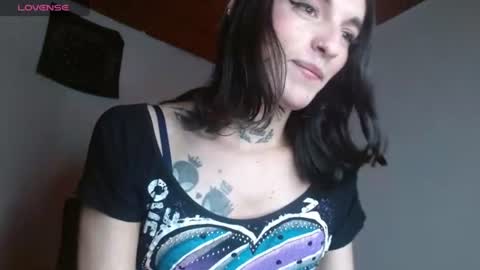 Snapshot of scarlett_crastrawberry chatting on 06/25/26, 10:31 scarlet online show from 06/25/26, 10:31