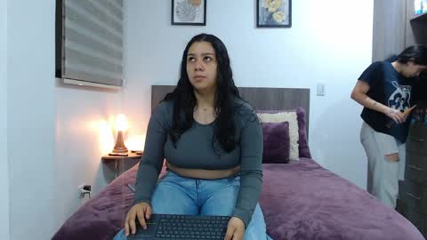 Scarlett and Jazmin online show from 03/31/26, 10:15