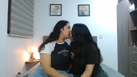 Scarlett and Jazmin online show from 04/11/26, 02:27