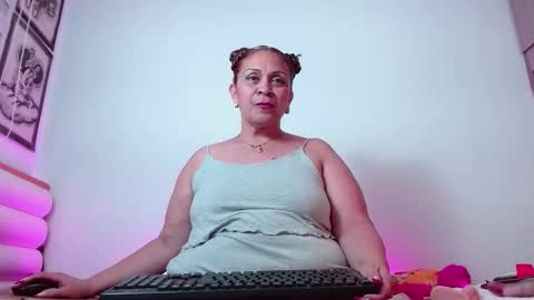 Snapshot of scarlettbooty chatting on 11/25/25, 04:12 scarlettbooty online show from 11/25/25, 04:12