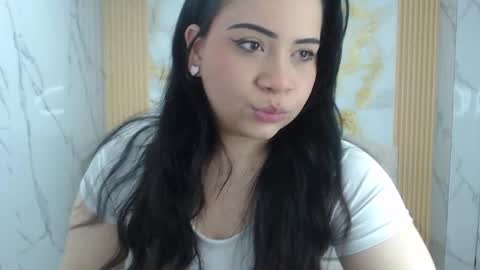 Snapshot of scarlettt_s chatting on 11/17/25, 08:14 Scarlett online show from 11/17/25, 08:14