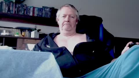 Snapshot of schnatter66 chatting on 12/23/24, 09:38 Thomas online show from 12/23/24, 09:38