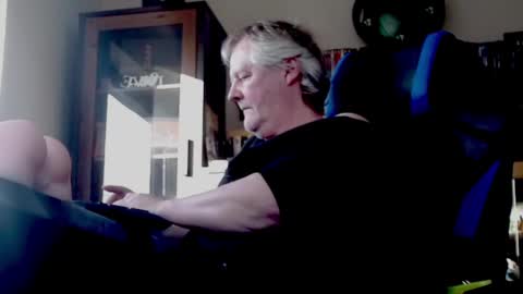 Snapshot of schnatter66 chatting on 03/01/25, 03:05 Thomas online show from 03/01/25, 03:05