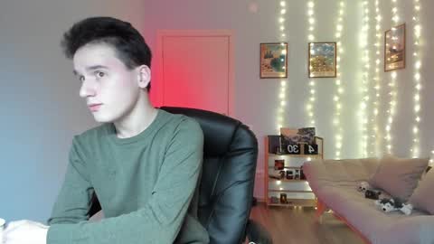 Snapshot of scooby_r chatting on 12/17/24, 05:18 Thomas brunette and Alex blond online show from 12/17/24, 05:18