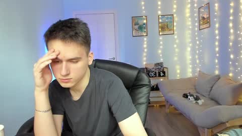 Snapshot of scooby_r chatting on 01/05/25, 11:26 Thomas brunette and Alex blond online show from 01/05/25, 11:26