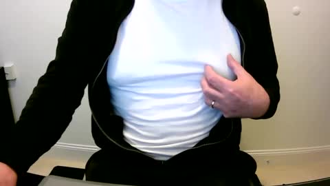 Snapshot of scotti30 chatting on 01/11/25, 09:15 Scott online show from 01/11/25, 09:15