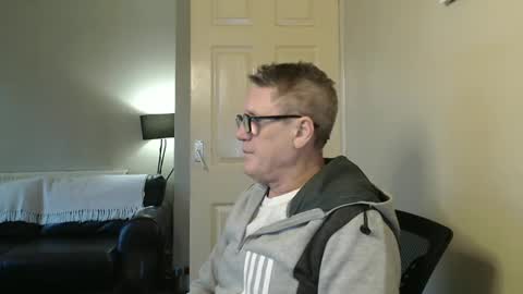 Snapshot of scottsman214 chatting on 01/01/25, 02:42 James online show from 01/01/25, 02:42