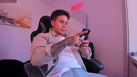 Snapshot of sebastianortizm chatting on 01/12/25, 10:22 Lucian Sinclair online show from 01/12/25, 10:22