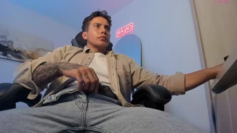 Snapshot of sebastianortizm chatting on 01/13/25, 01:23 Lucian Sinclair online show from 01/13/25, 01:23