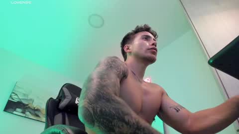 Snapshot of sebastianortizm chatting on 02/05/25, 04:06 Lucian Sinclair online show from 02/05/25, 04:06