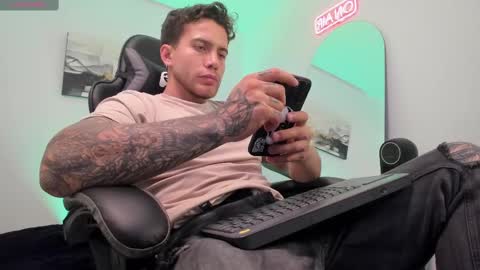 Snapshot of sebastianortizm chatting on 03/01/25, 01:00 Lucian Sinclair online show from 03/01/25, 01:00