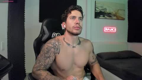 Snapshot of sebastianortizm chatting on 11/29/25, 02:25 Lucian Sinclair online show from 11/29/25, 02:25