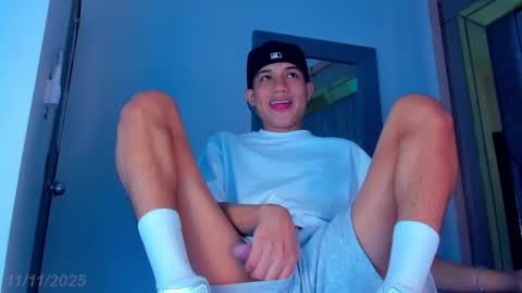 Snapshot of sebax_00 chatting on 11/11/25, 08:09 Sebastian online show from 11/11/25, 08:09