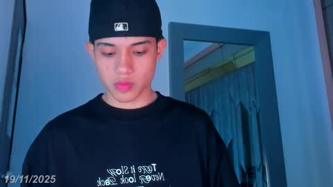 Snapshot of sebax_00 chatting on 11/19/25, 08:31 Sebastian online show from 11/19/25, 08:31