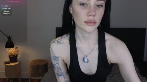 Snapshot of seduced_by_sara chatting on 12/17/24, 09:27 Sara online show from 12/17/24, 09:27