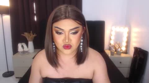 Snapshot of seductivelolalola chatting on 02/14/25, 01:23 Natalie Mefford online show from 02/14/25, 01:23