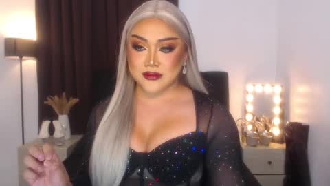 Snapshot of seductivelolalola chatting on 02/19/25, 07:05 Natalie Mefford online show from 02/19/25, 07:05