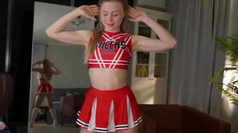 Snapshot of seeunexttime chatting on 11/21/25, 04:11 Jess online show from 11/21/25, 04:11