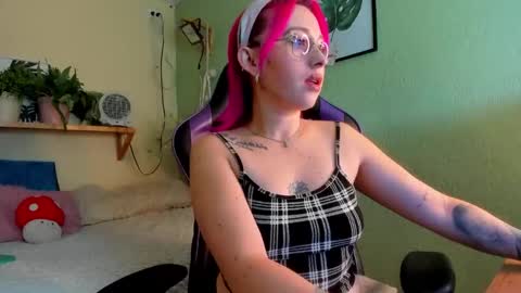 Yeyis  online show from 11/16/25, 03:17