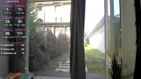 Snapshot of selena_reeves chatting on 02/14/25, 10:49 Selena online show from 02/14/25, 10:49