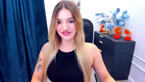 Snapshot of selenaemoore chatting on 10/13/25, 07:36 selenaemoore online show from 10/13/25, 07:36