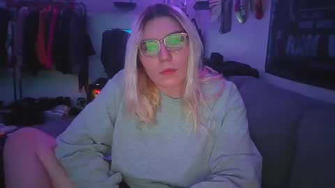 Snapshot of selenebaby chatting on 12/28/24, 11:16 Selene online show from 12/28/24, 11:16