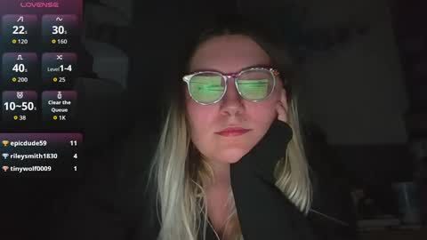 Snapshot of selenebaby chatting on 10/09/25, 05:05 Selene online show from 10/09/25, 05:05