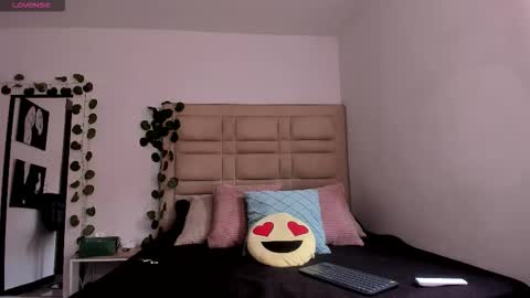 Snapshot of selyn_ chatting on 02/19/26, 12:45 Selyn online show from 02/19/26, 12:45