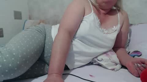 Snapshot of seniorita333 chatting on 12/13/24, 12:39 Lenna online show from 12/13/24, 12:39