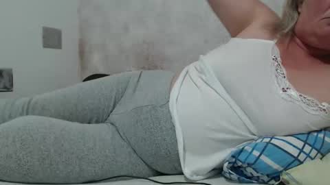 Snapshot of seniorita333 chatting on 10/21/25, 07:42 Lenna online show from 10/21/25, 07:42